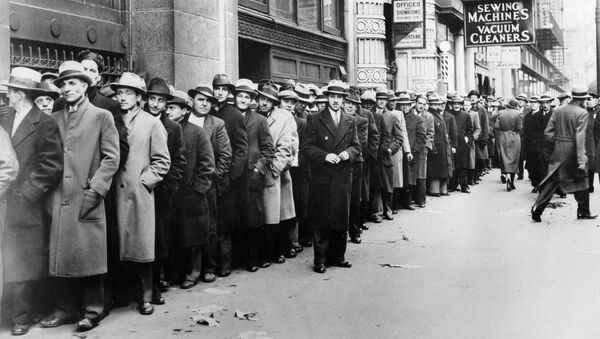 Unemployed people, numbering about 5,000, wait outside the State Labor Bureau which houses the State Temporary Employment Relief administration in New York City, are shown in this Nov. 24, 1933 file photo - Sputnik International