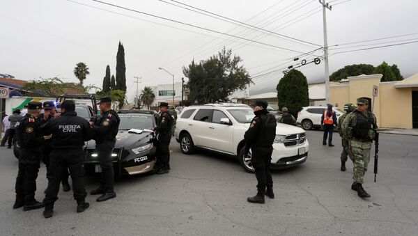 Police officers and soldiers gather near the Colegio Americano del Noreste after a student opened fire at the American school in Monterrey, Mexico - Sputnik International