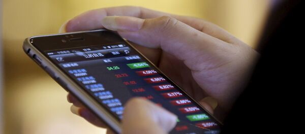A man checks share prices on his mobile phone while waiting for his coffee at a Starbucks branch in Beijing July 16, 2015. A man checks share prices on his mobile phone while waiting for his coffee at a Starbucks branch in Beijing July 16, 2015. - Sputnik International