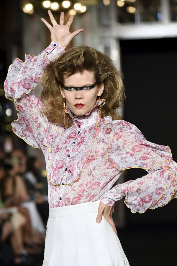 Model at Ronald Van Der Kemp's show at Paris Haute Couture Fashion Week - Sputnik International