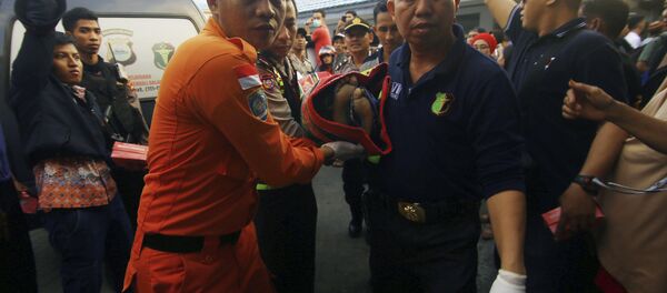 An Indonesian rescue team carry a victim of a capsized boat at Paotere port in Makassar, South Sulawesi , Indonesia, Wednesday, June 13, 2018 - Sputnik International