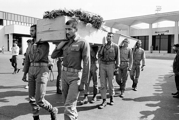 A funeral procession is held for six Pakistani and Indian nationals who were killed aboard Iran Air Flight 655, July 12, 1988, in Iran A funeral procession is held for six Pakistani and Indian nationals who were killed aboard Iran Air Flight 655, July 12, 1988, in Iran - Sputnik International