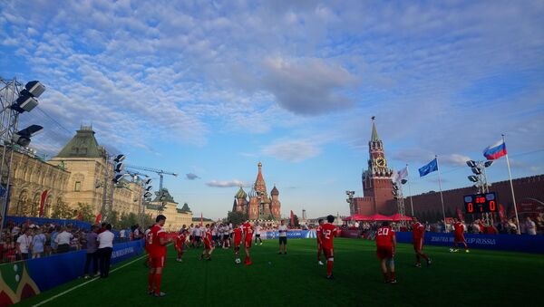 England fans vs Russian fans tournament in the Red Square in Moscow - Sputnik International