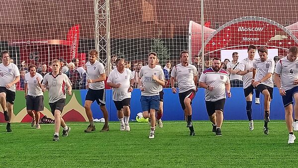 England fans vs Russian fans tournament in the Red Square in Moscow - Sputnik International
