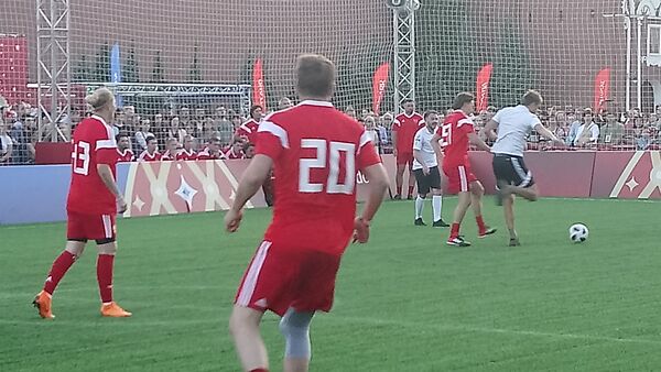 England fans vs Russian fans tournament in the Red Square in Moscow - Sputnik International