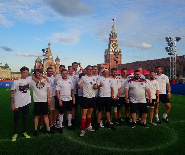 England fans vs Russian fans tournament in the Red Square in Moscow - Sputnik International