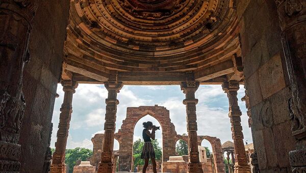 A young lady capturing the several historically significant monuments and architecture details inside Qutab Minar - Sputnik International