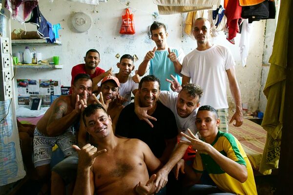 Raphael Rowe (center) with his cellmates at Porto Velho prison in Brazil's Rondonia state Raphael Rowe (center) with his cellmates at Porto Velho prison in Brazil's Rondonia state - Sputnik International
