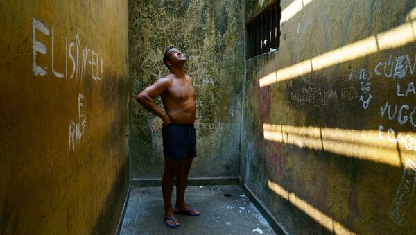 Raphael Rowe, in a cell at Porto Velho prison in Brazil, which features in Inside The World's Toughest Prisons - Sputnik International