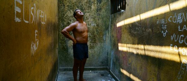 Raphael Rowe, in a cell at Porto Velho prison in Brazil, which features in Inside The World's Toughest Prisons Raphael Rowe, in a cell at Porto Velho prison in Brazil, which features in Inside The World's Toughest Prisons - Sputnik International