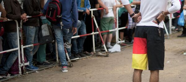 Newly arrived migrants wait in front of the State Office for Health and Social Affairs to apply for asylum in Berlin, Germany August 11, 2015 Newly arrived migrants wait in front of the State Office for Health and Social Affairs to apply for asylum in Berlin, Germany August 11, 2015 - Sputnik International
