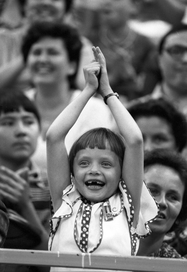 Little fan cheers for basketball players at 1980 Summer Olympics - Sputnik International