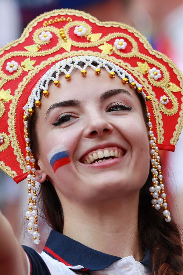 Fan in traditional Russian kokoshnik at 2018 FIFA World Cup match - Sputnik International