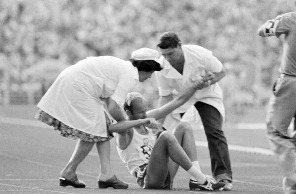 Doctors helping injured athlete at 1980 Summer Olympics - Sputnik International