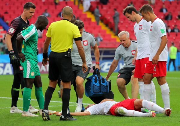 Doctors helping injured  defender Jan Bednarek at the 2018 FIFA World Cup - Sputnik International