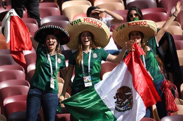 Mexican football fans cheering for their team at 2018 FIFA World Cup - Sputnik International