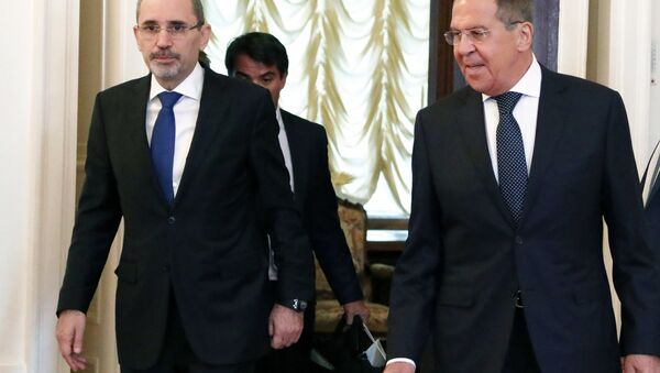 Russian Foreign Minister Sergei Lavrov, right, and Minister of Foreign Affairs and Expatriates of the Hashemite Kingdom of Jordan Ayman Safadi during talks at the Foreign Ministry Reception House - Sputnik International