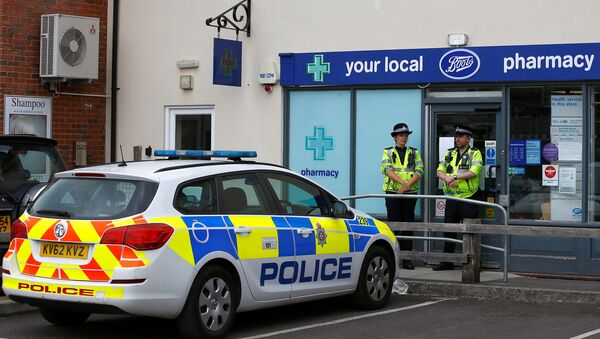 Police officers guard outside a branch of Boots pharmacy, which has been cordoned off after two people were hospitalised and police declared a 'major incident', in Amesbury, Wiltshire, Britain, July 4, 2018 - Sputnik International