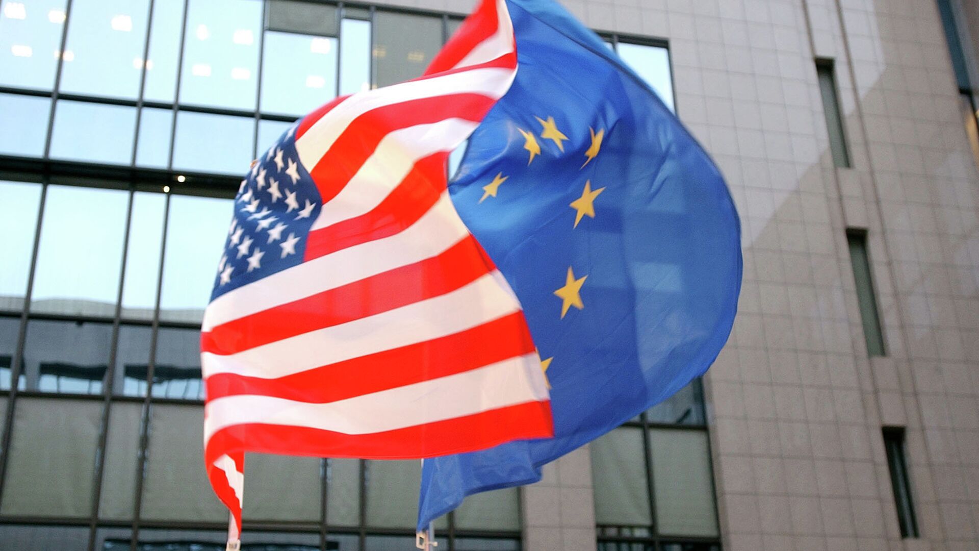 The US and EU flags, left and right, fly side by side at the European Council building in Brussels - Sputnik International, 1920, 11.11.2022