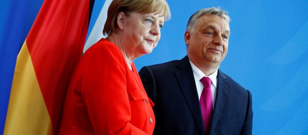 German Chancellor Angela Merkel and Hungarian Prime Minister Viktor Orban shake hands after addressing the media in Berlin, Germany, July 5, 2018 - Sputnik International