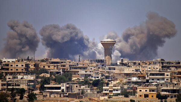 Smoke rises above rebel-held areas of the city of Daraa during reported airstrikes by Syrian regime forces on July 5, 2018 - Sputnik International