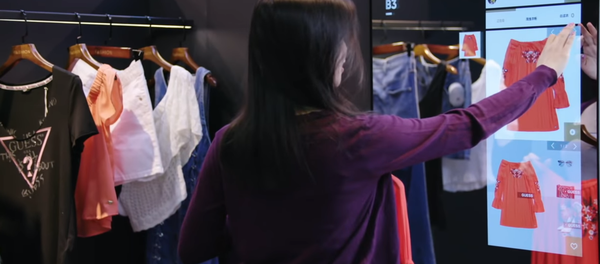 Woman Selects Clothing on Smart Mirror at Alibaba's FashionAI Store in Hong Kong - Sputnik International