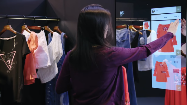 Woman Selects Clothing on Smart Mirror at Alibaba's FashionAI Store in Hong Kong - Sputnik International