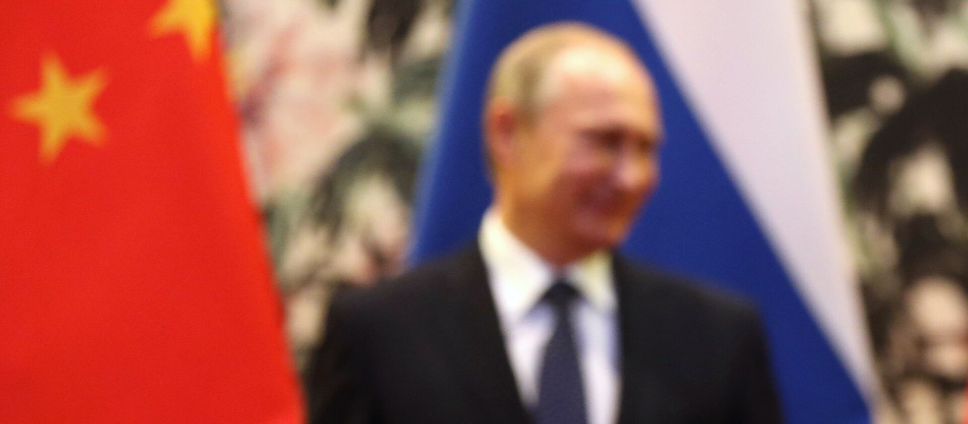 The Russian and Chinese national flags are seen on the table as Russia's President Vladimir Putin (back L) and his China's President Xi Jinping (back R) stand during a signing ceremony at the Diaoyutai State Guesthouse in Beijing on November 9, 2014. - Sputnik International, 1920, 14.10.2020