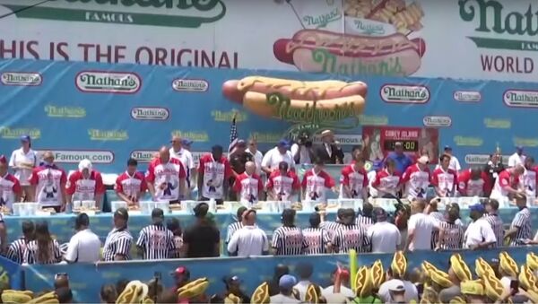 Hot Dog Eating Contest: Joey 'Jaws' Chestnut From US Sets New Record - Sputnik International