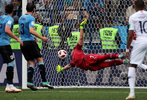 Soccer Football - World Cup - Quarter Final - Uruguay vs France - Nizhny Novgorod Stadium, Nizhny Novgorod, Russia - July 6, 2018 Uruguay's Fernando Muslera concedes as France's Raphael Varane scores their first goal Soccer Football - World Cup - Quarter Final - Uruguay vs France - Nizhny Novgorod Stadium, Nizhny Novgorod, Russia - July 6, 2018 Uruguay's Fernando Muslera concedes as France's Raphael Varane scores their first goal - Sputnik International