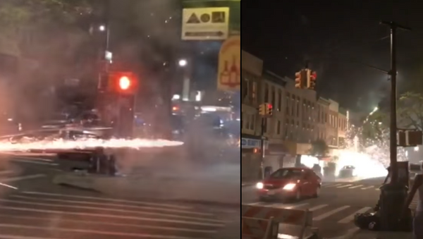 WATCH: Pedestrians Scatter as Woman Launches Roman Candles Down New York Street - Sputnik International
