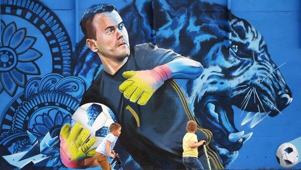 Children are looking at graffiti depicting Igor Akinfeev, the goalkeeper of the Russian national football team, in Shchyolkovo, Moscow region - Sputnik International
