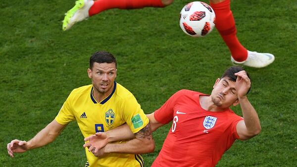 Sweden's Marcus Berg, left, and England's Harry Maguire struggle for a ball during the World Cup quarterfinal soccer match between Sweden and England, at the Samara Arena, in Samara, Russia, July 7, 2018 - Sputnik International