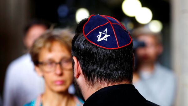 A member of Jewish community wearing a kippah talks to the media, before the start of the trail of a Syrian charged with assault after attacking an Arab-Israeli man wearing a kippah, at the Moabit court in Berlin, Germany, June 19, 2018 - Sputnik International