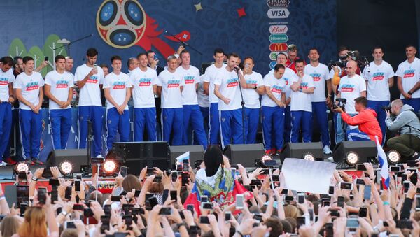 Russian national football team during a meeting with fans in the fan zone on the Vorobyovy Gory in Moscow - Sputnik International