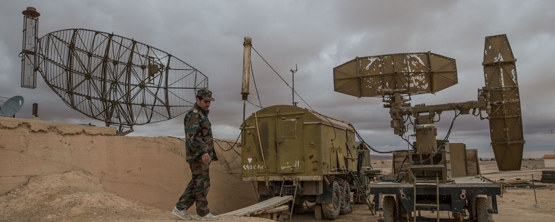 A Syrian army soldier inspects radar equipment at the Syrian Air Force base in Homs - Sputnik International, 1920, 06.02.2024