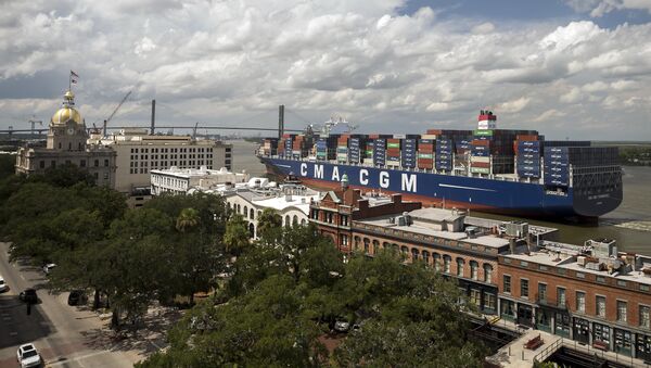 The 14,000 TEU container ship CMA CGM Theodore Roosevelt sails up river past River Street in Savannah, Georgia - Sputnik International