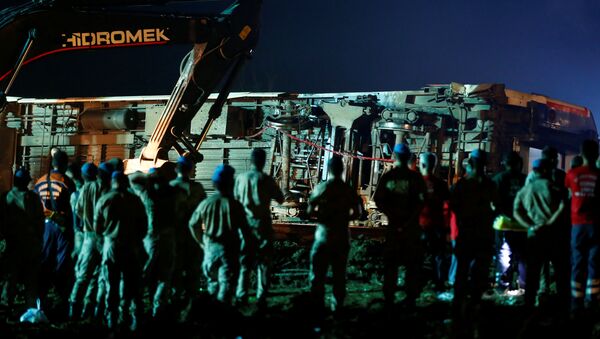 Rescue workers and paramedics work at the site of a train derailment near Corlu in Tekirdag province, Turkey, July 9, 2018 - Sputnik International