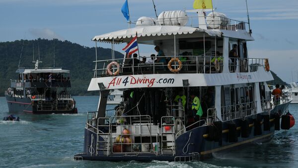 Two boats carrying divers leave Chalong pier in Phuket on July 7, 2018, as rescue operations continue for missing tourists following a boat accident on July 5 - Sputnik International