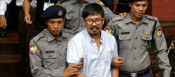 Detained Reuters journalist Wa Lone is escorted by police while leaving Insein court in Yangon, Myanmar July 9, 2018 Detained Reuters journalist Wa Lone is escorted by police while leaving Insein court in Yangon, Myanmar July 9, 2018 - Sputnik International