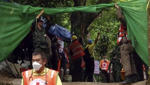 In this grab taken from video provide by Chiang Rai Public Relations Office, emergency workers carry a stretcher with one of the rescued boy to be transported by ambulance to a hospital, in Mae Sai, in the district of Chiang Rai, Thailand. Sunday, July 8, 2018 - Sputnik International