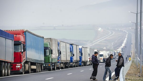 Trucks lined up on the Greek/Bulgarian border in 2016 - Sputnik International