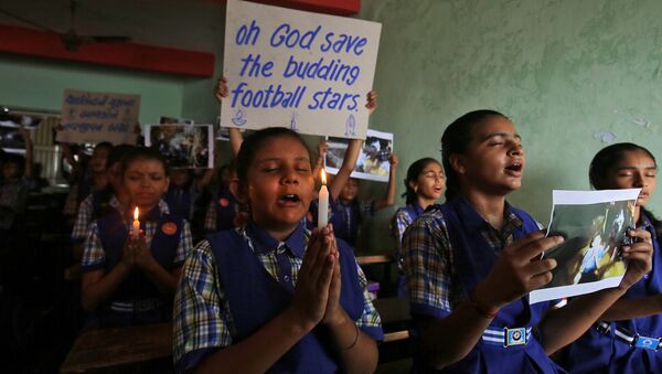 Schoolchildren pray for the schoolboys who are trapped inside a flooded cave in Thailand's northern province of Chiang Rai, at a school in Ahmedabad, India, July 9, 2018. - Sputnik International