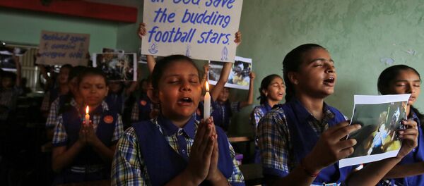 Schoolchildren pray for the schoolboys who are trapped inside a flooded cave in Thailand's northern province of Chiang Rai, at a school in Ahmedabad, India, July 9, 2018. Schoolchildren pray for the schoolboys who are trapped inside a flooded cave in Thailand's northern province of Chiang Rai, at a school in Ahmedabad, India, July 9, 2018. - Sputnik International
