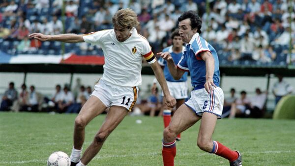 Belgium's Jan Ceulemans holds off France's Maxime Bossis in the third-place play-off at the 1986 World Cup finals - Sputnik International