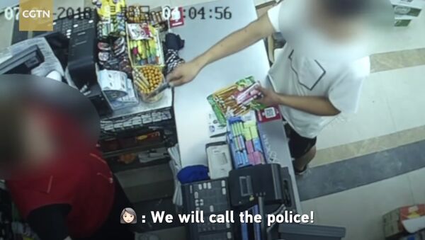 Robber with knife flees as female cashier shouts at him - Sputnik International