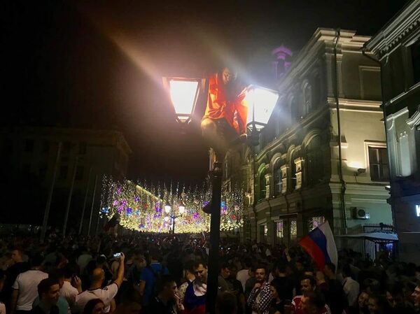 Fans on Nikolskaya street in Moscow Fans on Nikolskaya street in Moscow - Sputnik International