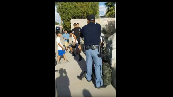 El Paso police officer points gun at children - Sputnik International