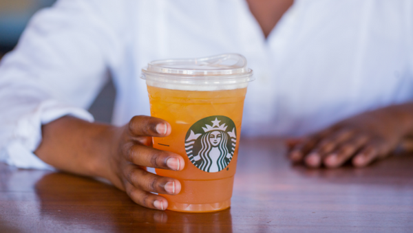 Starbucks unveils new strawless lids to reduce plastic pollution of the environment - Sputnik International