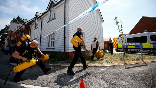 Fire and Rescue Service personel arrive with safety equipment at the site of a housing estate on Muggleton Road, after it was confirmed that two people had been poisoned with the nerve-agent Novichok, in Amesbury, Britain, July 6, 2018 - Sputnik International